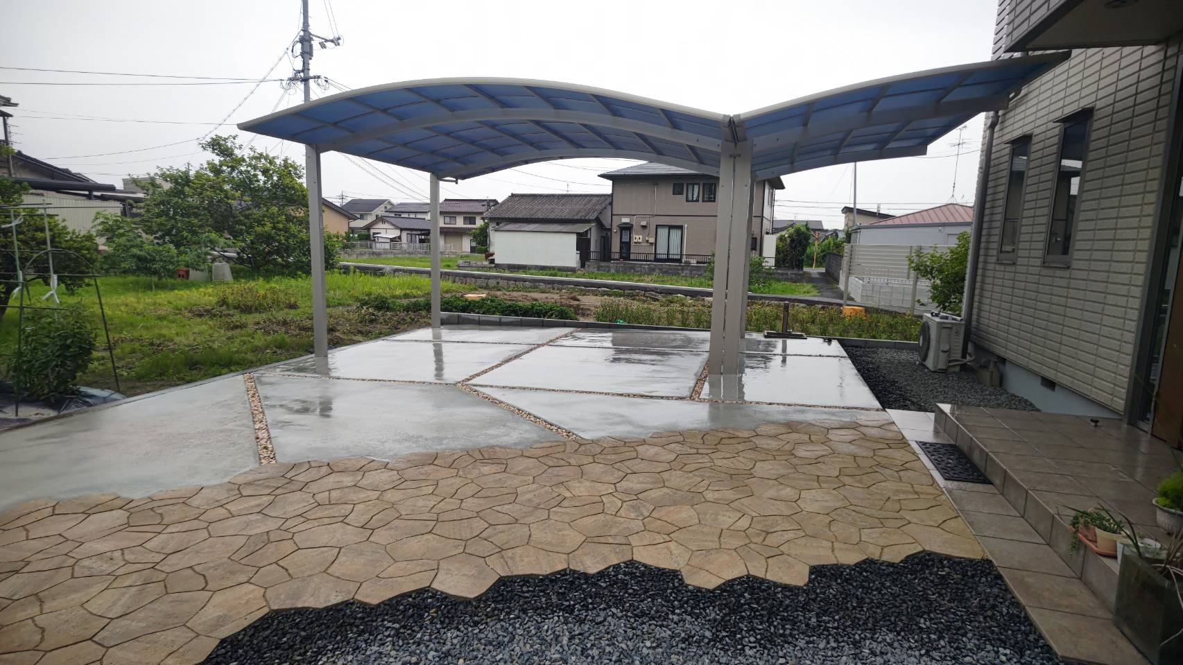 岡山市の駐車場リフォーム事例｜カーポートY合掌と土間コンクリート・平板ティーナのアプローチ（令和建設）