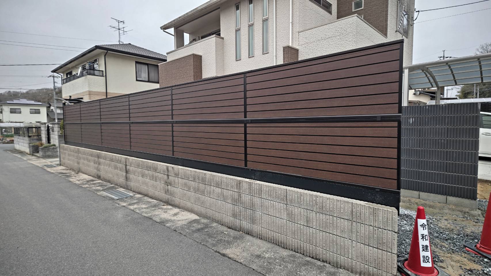 岡山の住宅に設置した木目調の目隠しフェンス