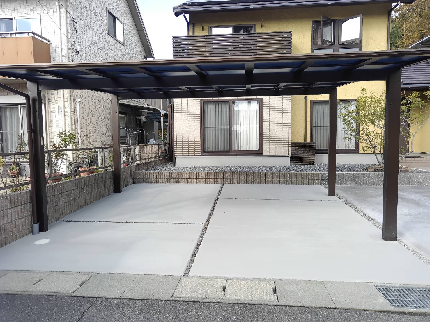 カラーコンクリート施工前｜汚れがこびりついた駐車場の土間コンクリート（岡山・令和建設）