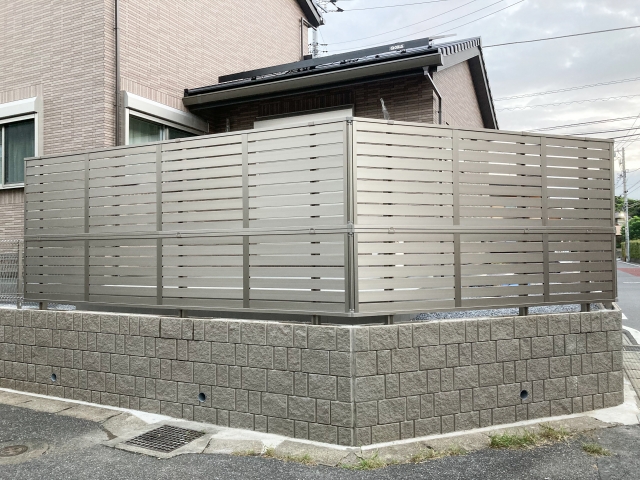 既存ブロック上に設置した横格子フェンス