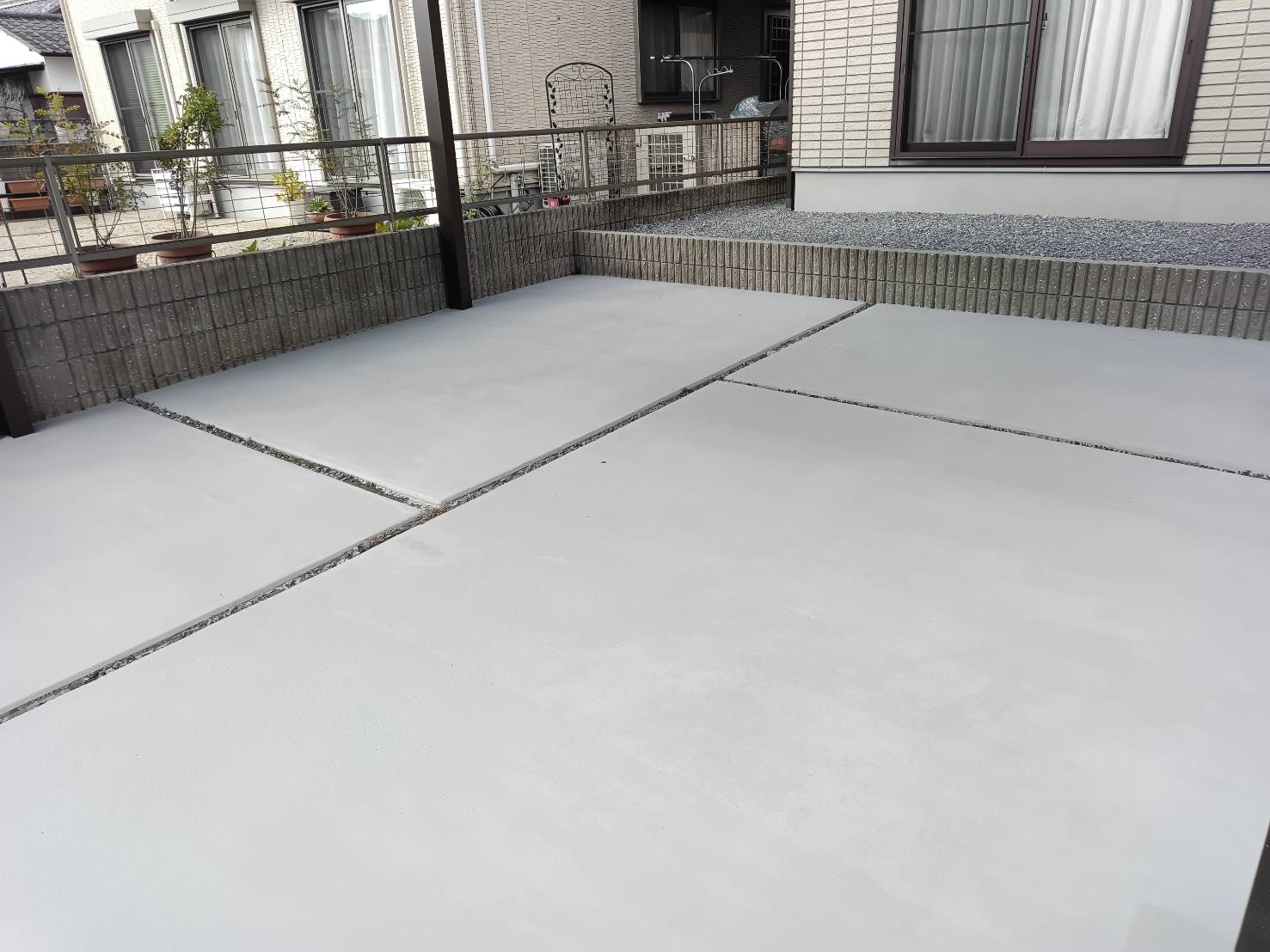 カラーコンクリート施工後｜滑らかで美しい仕上がりの駐車場（岡山・令和建設）
