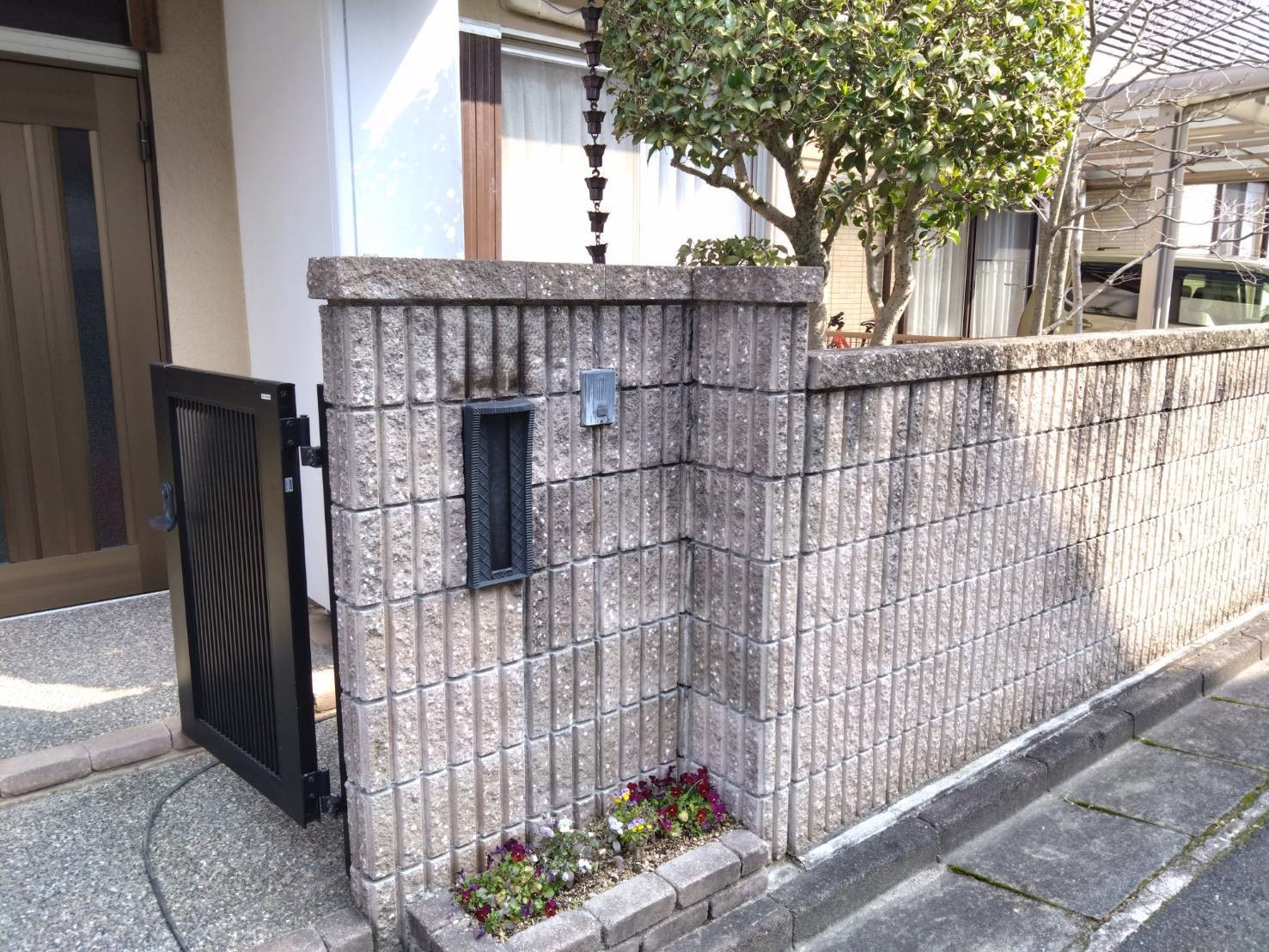 高圧洗浄前のブロック塀（岡山市）コケと黒ずみで暗い印象