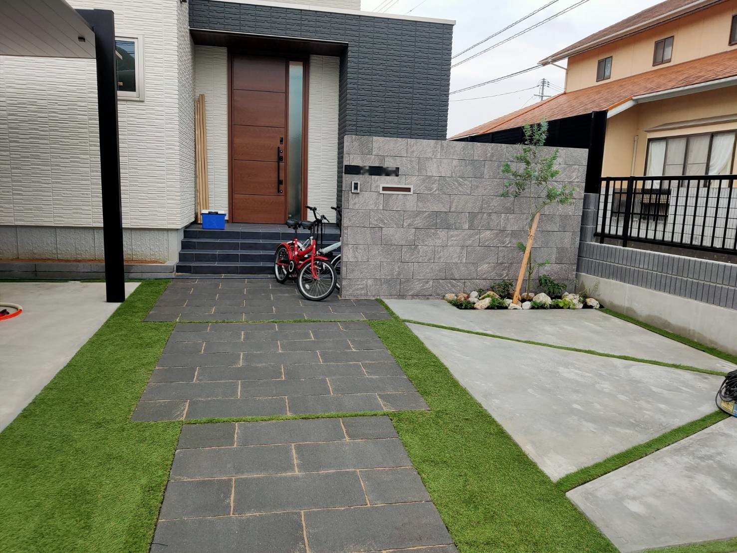 岡山市の外構リフォーム施工例｜アプローチ・平板・土間人工芝・門柱タイル張り（令和建設）